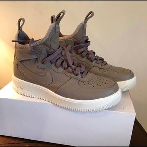 Women’s NIKE AIR FORCE ONE - like new!